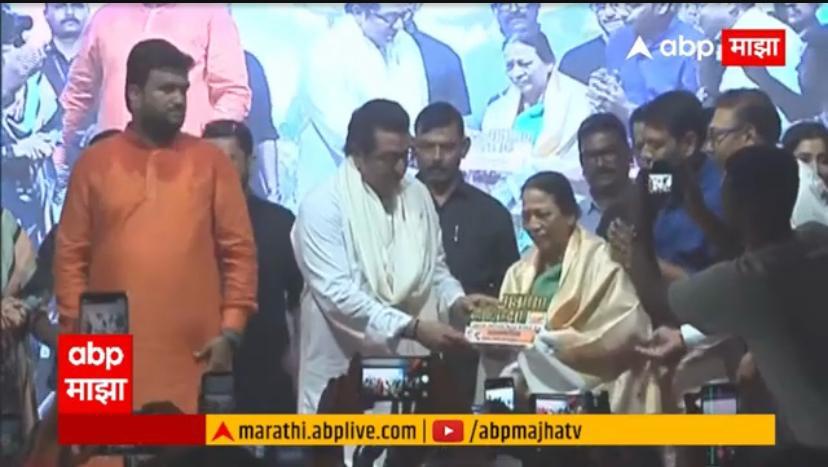 A family recognition moment preserved in the Ashok Vaidya project archive